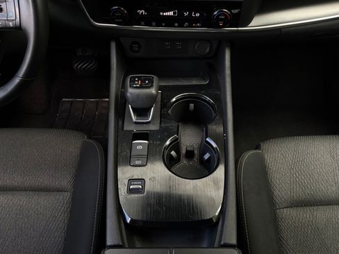 Used 2025 Nissan Rogue SV FWD image 15