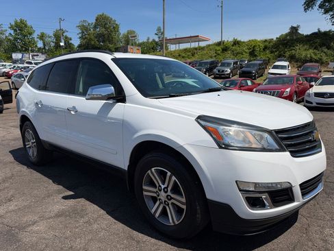 Used 2017 Chevrolet Traverse LT FWD image 3