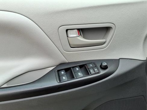 Used 2020 Toyota Sienna L FWD image 11