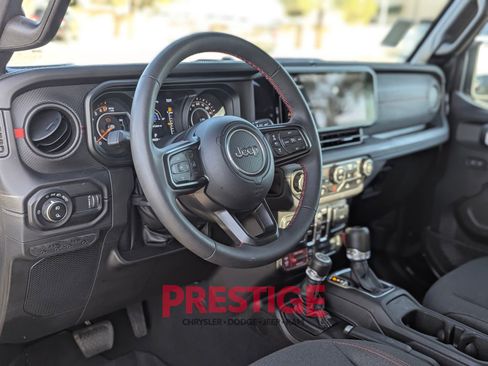 Used 2024 Jeep Gladiator Rubicon w/ Convenience Group image 15