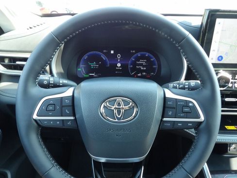 Used 2025 Toyota Highlander Limited AWD/4WD image 18