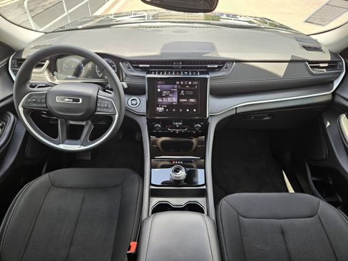 Used 2023 Jeep Grand Cherokee Laredo X AWD/4WD image 12