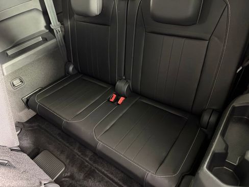 Used 2024 Volkswagen Tiguan SE R-Line image 27