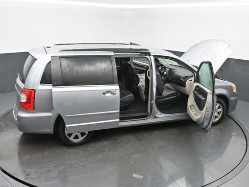 Used 2013 Chrysler Town & Country Touring image 60