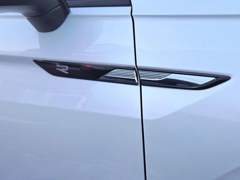 Used 2022 Volkswagen Tiguan SE R-Line image 17