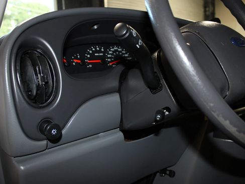 Used 2006 Ford E-350 and Econoline 350 Super Duty RWD image 17