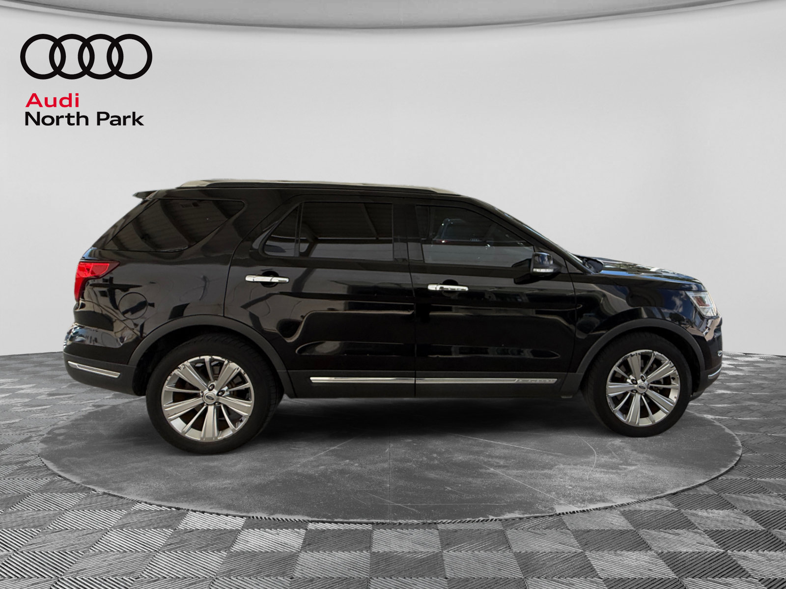 Used 2019 Ford Explorer Limited w/ Class III Trailer Tow Package FWD image 6