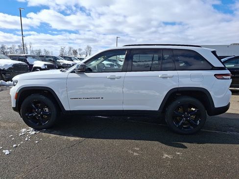 Used 2023 Jeep Grand Cherokee Limited w/ Black Appearance Package image 4
