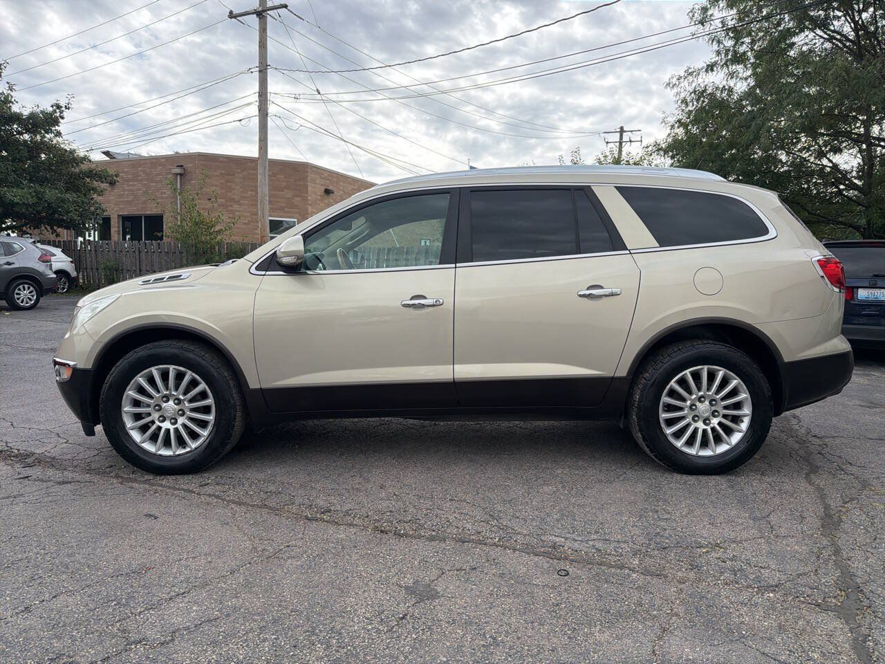 Used 2011 Buick Enclave CXL FWD image 3