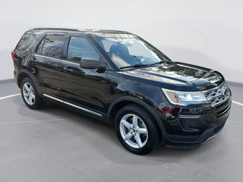 Used 2018 Ford Explorer XLT image 3