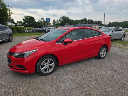 Used 2017 Chevrolet Cruze LT w/ Convenience Package FWD image 3