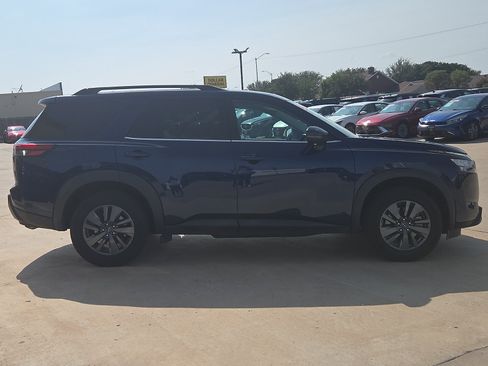 Used 2024 Nissan Pathfinder SV FWD image 6