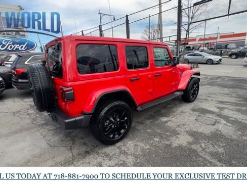 Used 2025 Jeep Wrangler Unlimited Sahara image 5