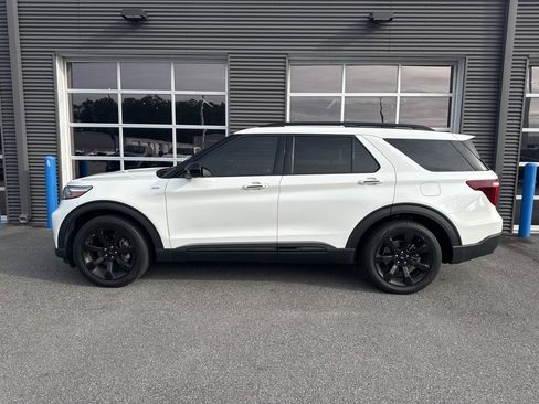 Used 2023 Ford Explorer ST-Line w/ Class IV Trailer Tow Package image 2