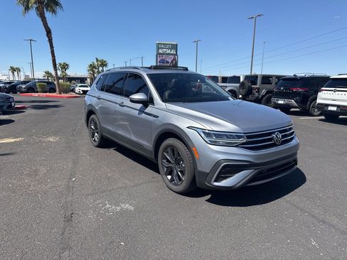 Used 2023 Volkswagen Tiguan SE w/ Panoramic Sunroof Package image 4