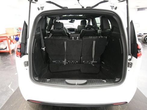 Used 2025 Chrysler Pacifica Limited FWD image 26