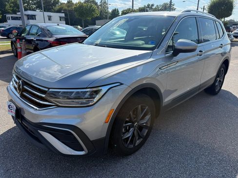 Used 2023 Volkswagen Tiguan SE w/ Panoramic Sunroof Package AWD/4WD image 3