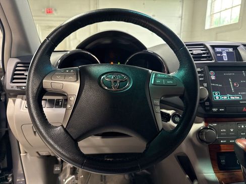 Used 2010 Toyota Highlander Limited AWD/4WD image 11