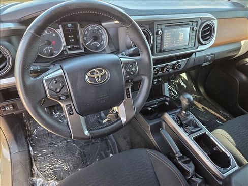 Used 2018 Toyota Tacoma SR5 RWD image 10