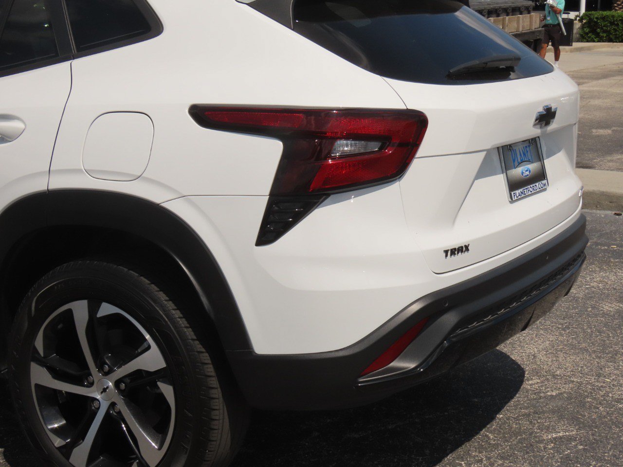 Used 2025 Chevrolet Trax RS w/ Sunroof Package FWD image 15