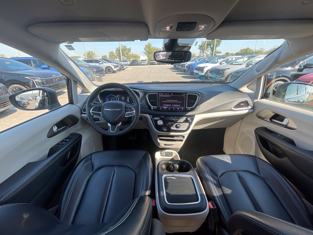 Used 2023 Chrysler Pacifica Touring-L FWD image 19