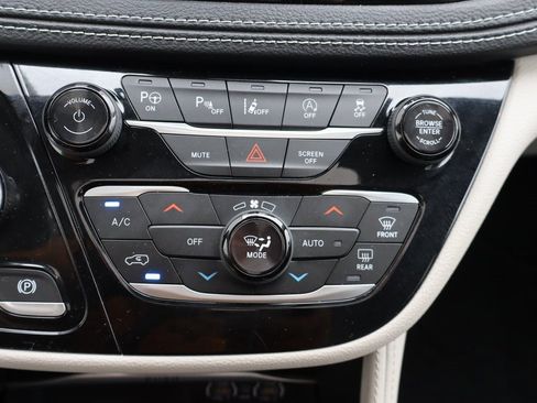 Used 2022 Chrysler Pacifica Limited image 12