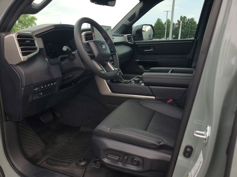 Used 2025 Toyota Tundra Limited AWD/4WD image 17