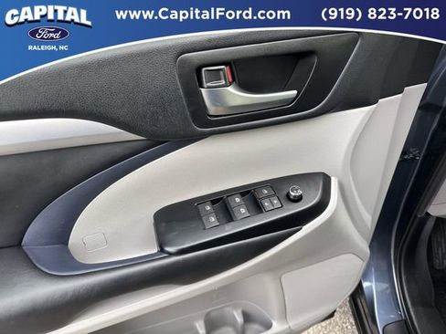 Used 2019 Toyota Highlander XLE image 19