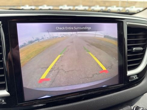 Used 2022 Chrysler Pacifica Touring-L image 4