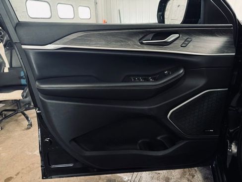 Used 2023 Jeep Grand Cherokee Limited w/ Black Appearance Package image 12