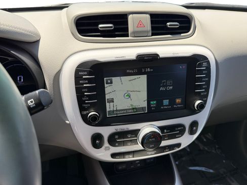 Used 2017 Kia Soul EV + FWD image 12