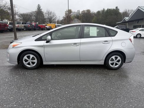 Used 2013 Toyota Prius Two FWD image 2