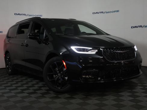 New 2026 Chrysler Pacifica Limited w/ S Appearance Package image 2