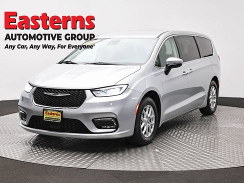 Used 2023 Chrysler Pacifica Touring-L FWD image 1
