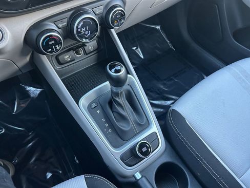 Used 2025 Hyundai Venue SEL image 20