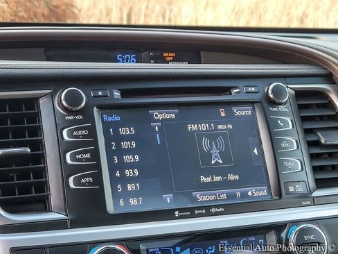 Used 2019 Toyota Highlander XLE AWD/4WD image 23