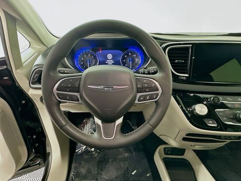 Certified 2024 Chrysler Pacifica Touring-L image 18