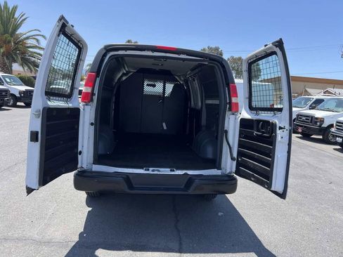 Used 2018 Chevrolet Express 2500 w/ Driver Convenience Package RWD image 11