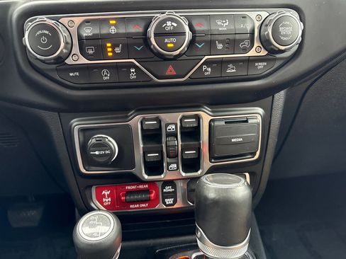 Used 2020 Jeep Gladiator Rubicon w/ Uconnect 4C Nav & Sound Group image 21