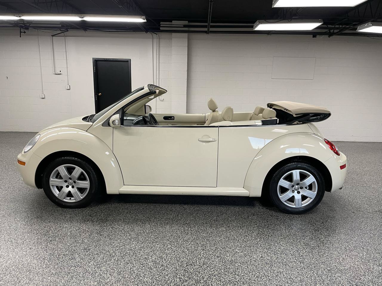 Used 2007 Volkswagen Beetle Convertible w/ Package 1 FWD image 14