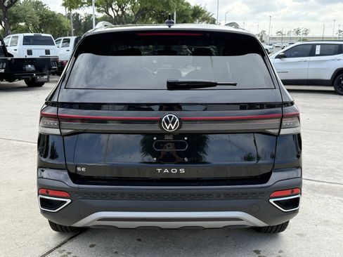 Used 2025 Volkswagen Taos SE FWD image 7