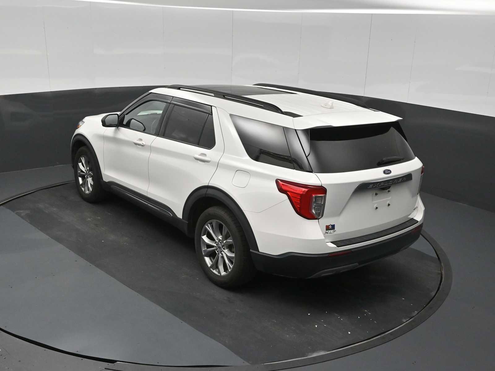 Used 2020 Ford Explorer XLT w/ Equipment Group 202A AWD/4WD image 21