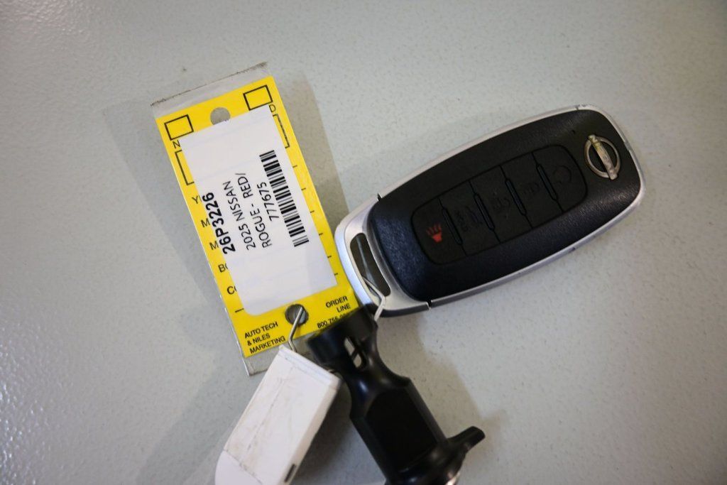Used 2025 Nissan Rogue SV AWD/4WD image 19