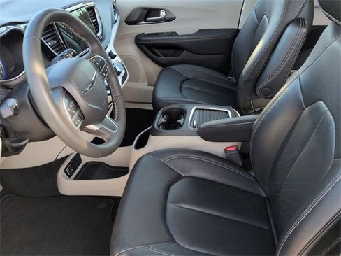 Certified 2024 Chrysler Pacifica Touring-L image 12