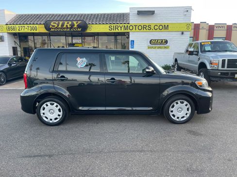 Used 2014 Scion xB image 2
