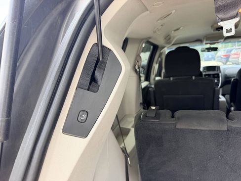 Used 2015 Dodge Grand Caravan SXT w/ UConnect Hands-Free Group FWD image 10