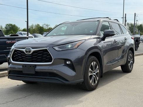 Used 2022 Toyota Highlander XLE AWD/4WD image 2