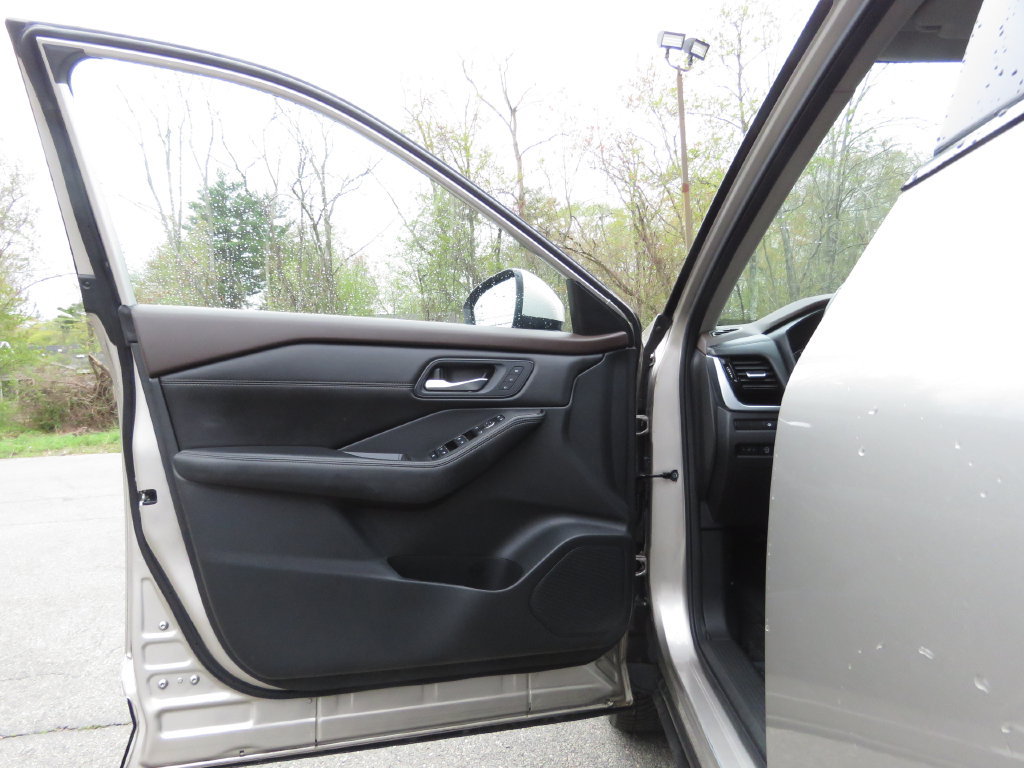 Used 2023 Nissan Rogue SL AWD/4WD image 9