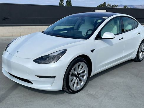 Used 2022 Tesla Model 3 Standard Range image 1