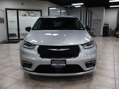 Used 2024 Chrysler Pacifica Touring-L FWD image 10